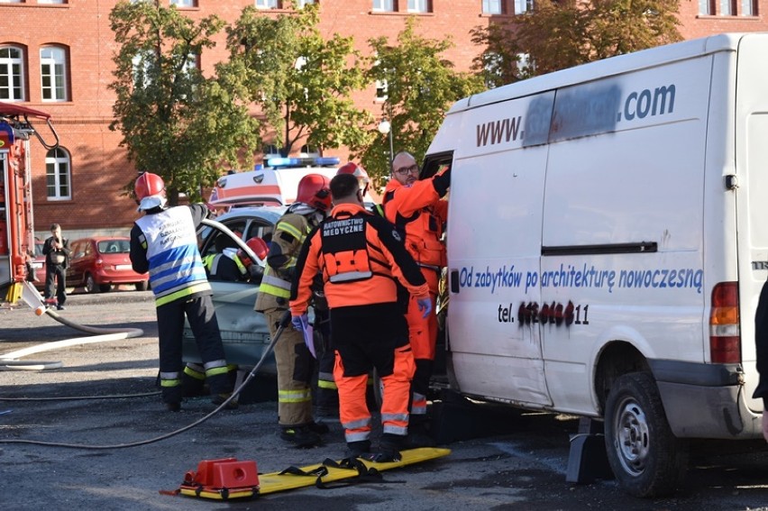 Syreny i służby ratunkowe w PWSZ im. Witelona. Co się dzieje? [ZDJĘCIA] 