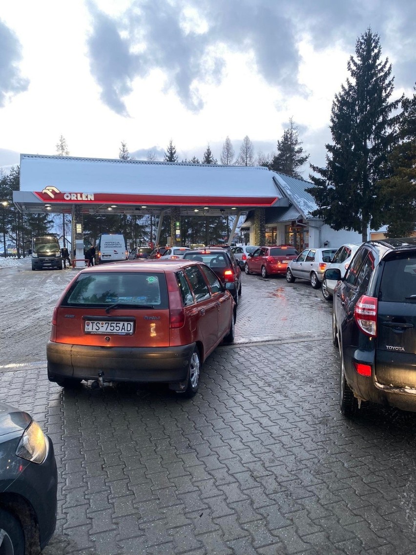 Jabłonka. Słowacki najazd na stację benzynową. Spadła cena, ustawiają się kolejki aut na słowackich numerach rejestracyjnych