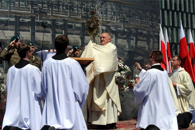 Boże Ciało na ulicach Warszawy. Uroczysta Msza i procesje [ZDJĘCIA]