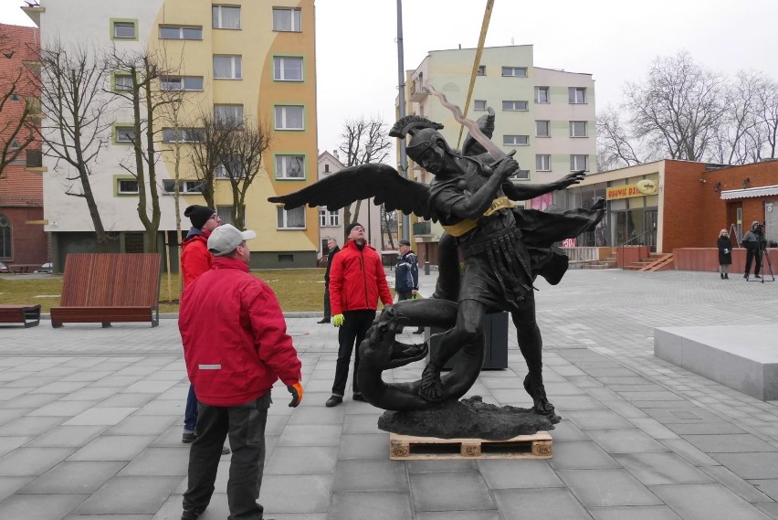 Już jest na rynku. Pomnik Archanioła Michała ustawiony w...