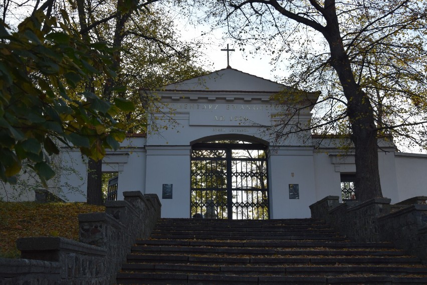 Cmentarz ewangelicko-augsburski w Kaliszu. Jedna z...