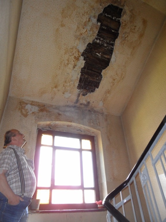 Dziurawy dach zalewa lokatorów budynku przy ul. Jana Pawła II. Na jego remont nie ma pieniędzy