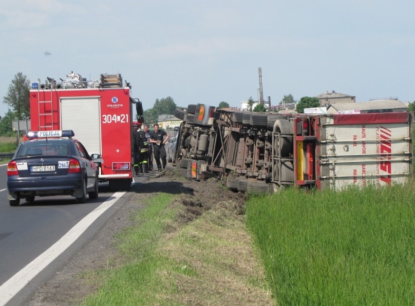 Ciecierzyn: Ciężarówka z alkoholem w rowie