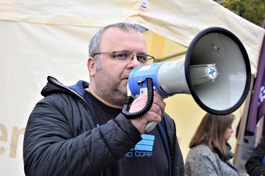 Zbiórka podpisów pod projektem ustawy Legalna Aborcja przeprowadzona w Sieradzu. Inicjatywa Razem i Dziewuchy Dziewuchom Sieradz ZDJĘCIA