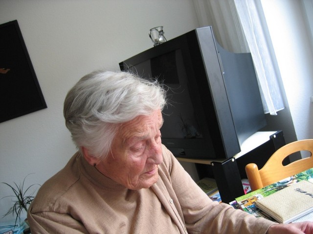 Opaska dla seniora zapewnia opiekę na odległość osobom starszym i samotnym. MOPS w Malborku gromadzi dane o potrzebach mieszkańców od 65 roku życia.