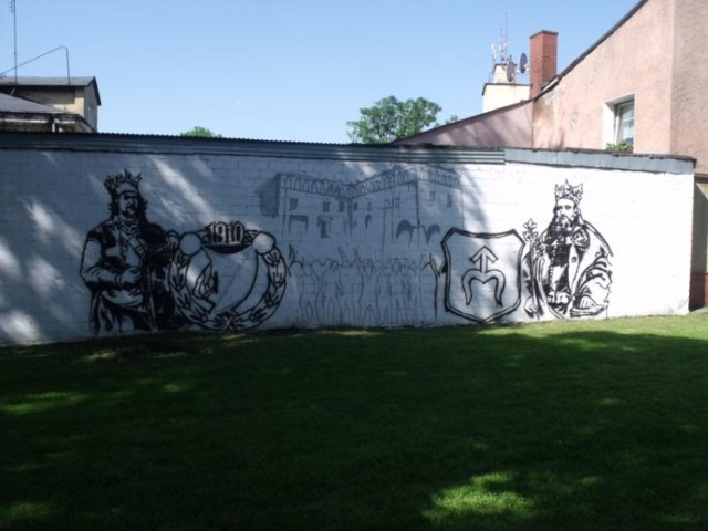 Powstaje mural z władcami Polski oraz z herbem Opoczno o Widzewa Łódź