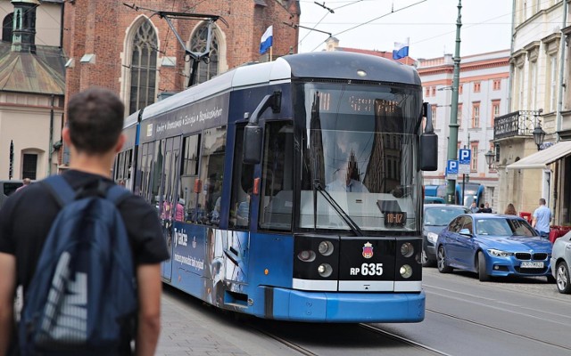 Od 23 czerwca, przez całe wakacje, krakowianie i turyści będą musieli dłużej czekać na przystankach na przyjazd tramwaju