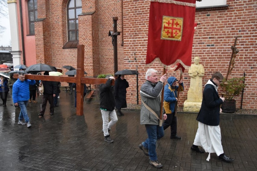 Pierwsza Droga Krzyżowa na Kalwarii Wejherowskiej w Wejherowie. Uczestniczyły tłumy wiernych |ZDJĘCIA