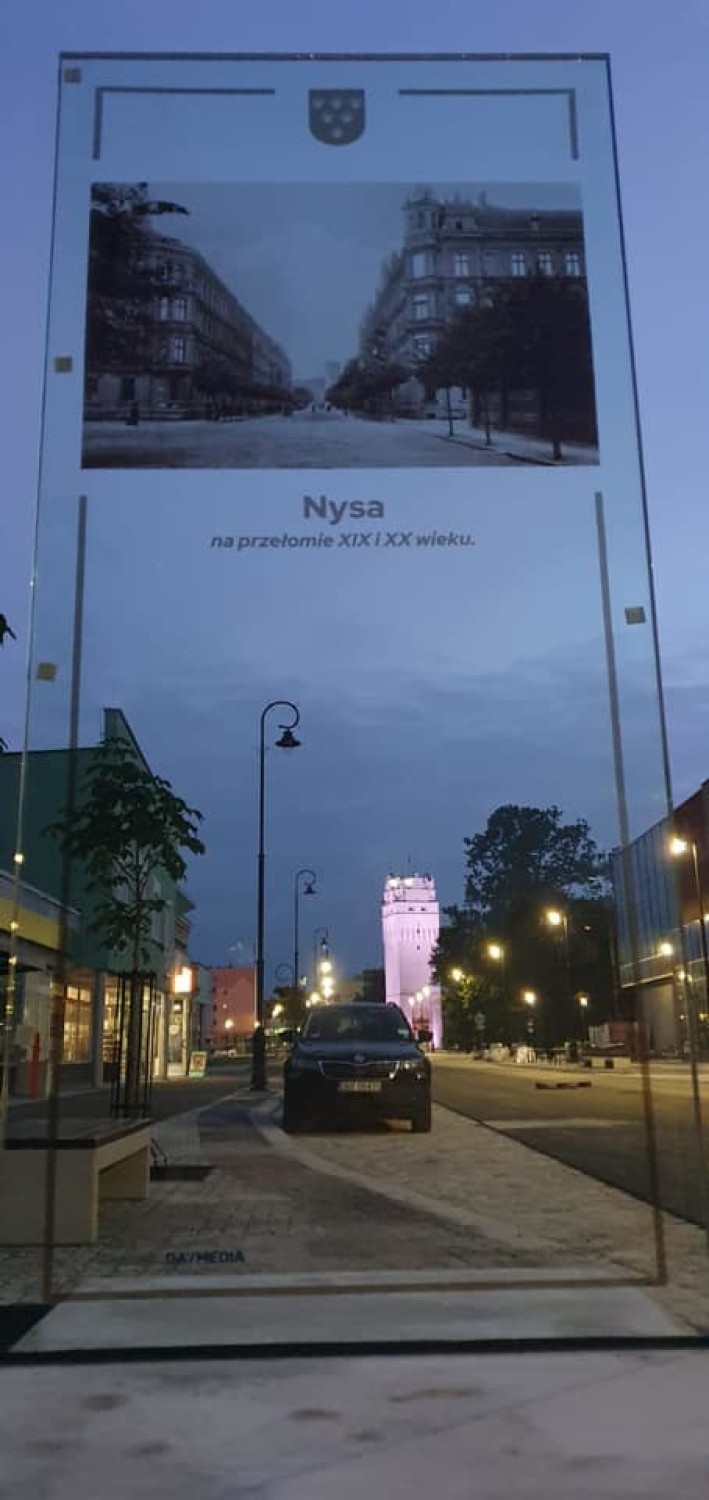 Szklane tablice z historycznymi fotografiami Nysy już zdobią śródmieście