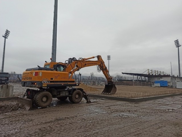 Koszt budowy stadionu na 4,5 tys. krzesełek to 50, 7 mln zł. Na razie nie wiadomo, ile kosztować będzie ewentualny obiekt liczący 8,1 tys. miejsc