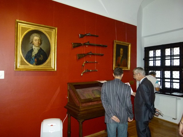 Na wystawie pokazano  m.in. obrazy i militaria