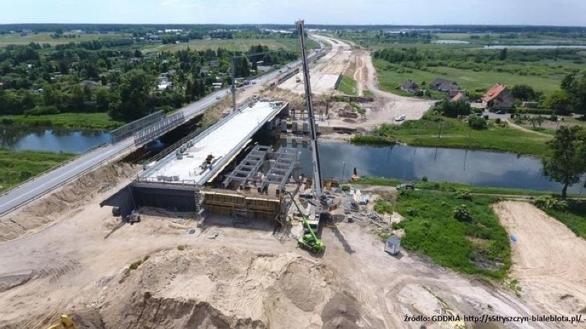 Trwa również wznoszenie nowych mostów nad Kanałem Bydgoskim....