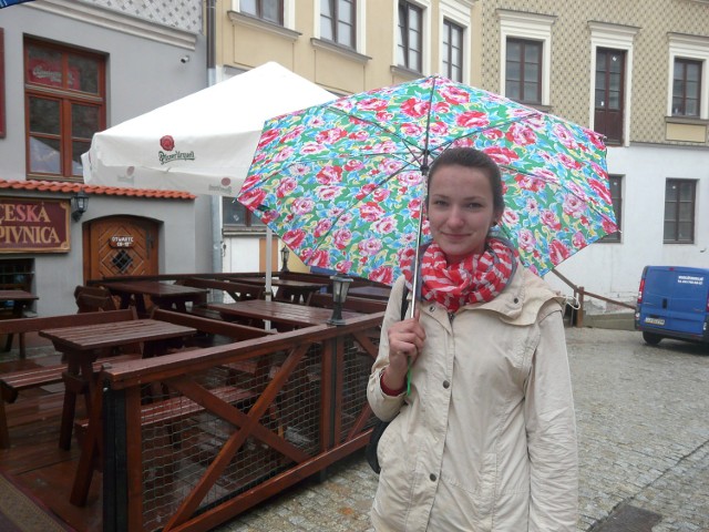 Anna Błaszczak:Taka pogoda nie sprzyja aktywnemu spędzaniu czasu, więc jest to idealny moment na rozluźnienie i oddanie się lekturze książek przygodowych.