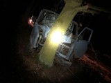 Policja w Kaliszu: Pijany kierowca uciekał przed patrolem i rozbił się na drzewie. ZDJĘCIA