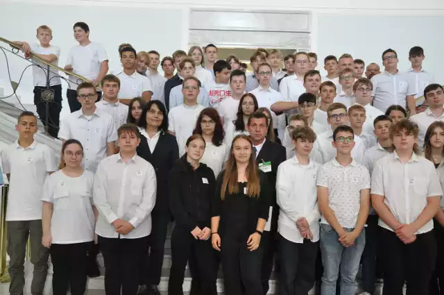 Zwiedzanie Sejmu uwiecznione zostało na wspólnym zdjęciu z poseł na Sejm RP   Anny  Dąbrowskiej - Banaszek oraz  młodzieżą Zespołu Szkół Technicznych. fot.