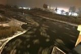 Klimatyczny zimowy grudniowy Bulwar Nadwarciański w Koninie Przepiękny. Śryż na rzece Warcie nocą