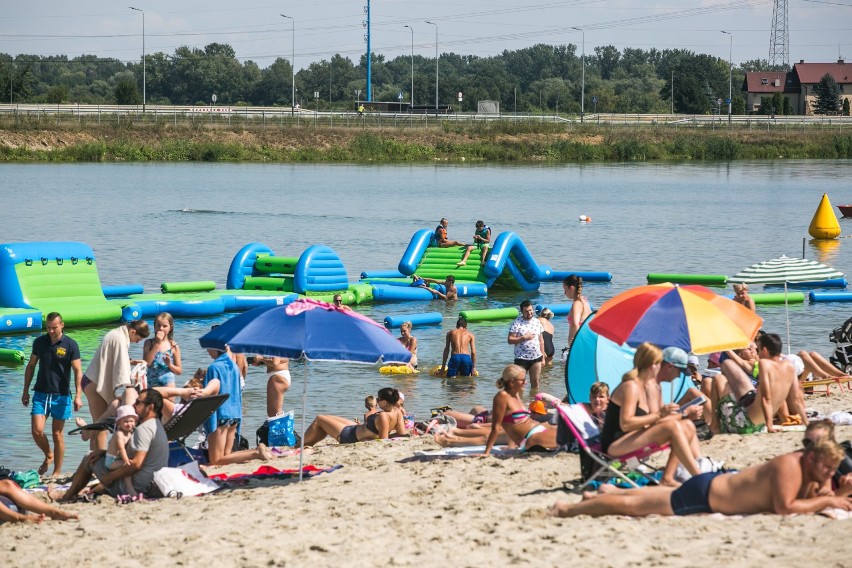 Tłumy krakowian na nowym kąpielisku w Brzegach [ZDJĘCIA]