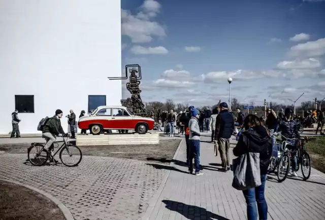 Dzisiaj (20 kwietnia) o godz. 18.00 na terenie zamku Topacz, a dokładniej na Rondzie Romana stanie Syrena Warszawska, rzeźba Jerzego Bohdana Szumczyka. 

Zobacz też: Syrena Warszawska stanie przed zamkiem Topacz