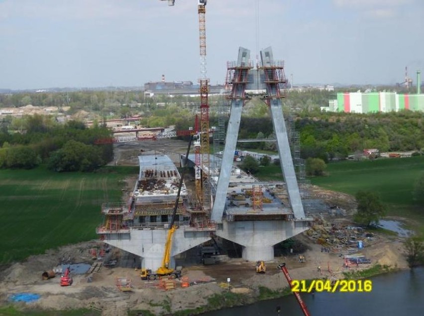 Budowa wschodniej obwodnicy Krakowa. Nowy most na Wiśle z bliska [ZDJĘCIA]