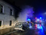 Pożar samochodu osobowego w Chełmnie. To było podpalenie! Strażacy gasili ogień. Zdjęcia