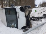 Niebezpiecznie na ulicy Kościuszki w Szczecinku. Bus na poboczu 