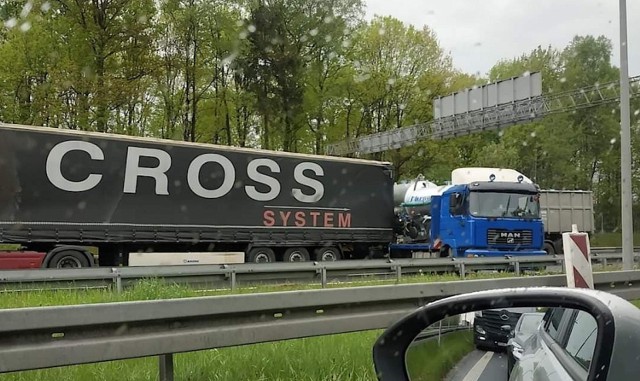 Na węźle Mysłowice zderzyły się trzy ciężarówki. Spowodowało to nowe utrudnienia na A4, gdyż wcześniej przewróciła się tam inna ciężarówka