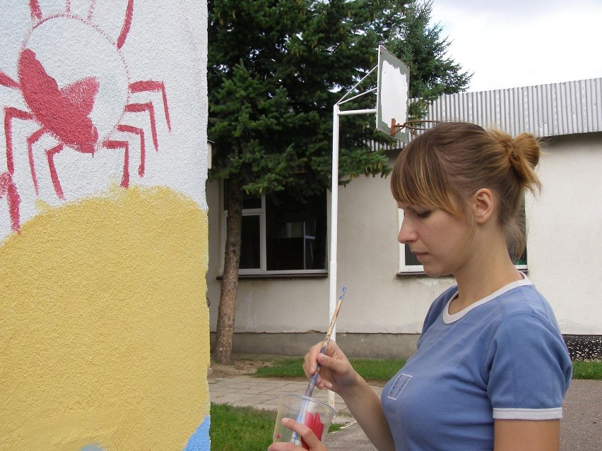 Wyrzeka: dzieci w ramach Akcji Lato malowały ścianę szkoły