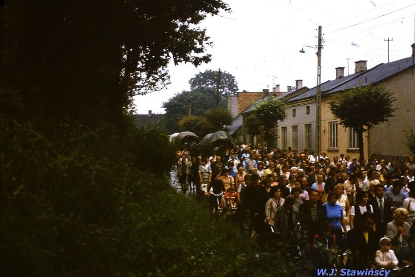 Wyjście sieradzkiej pielgrzymki na Jasną Górę w roku 1980