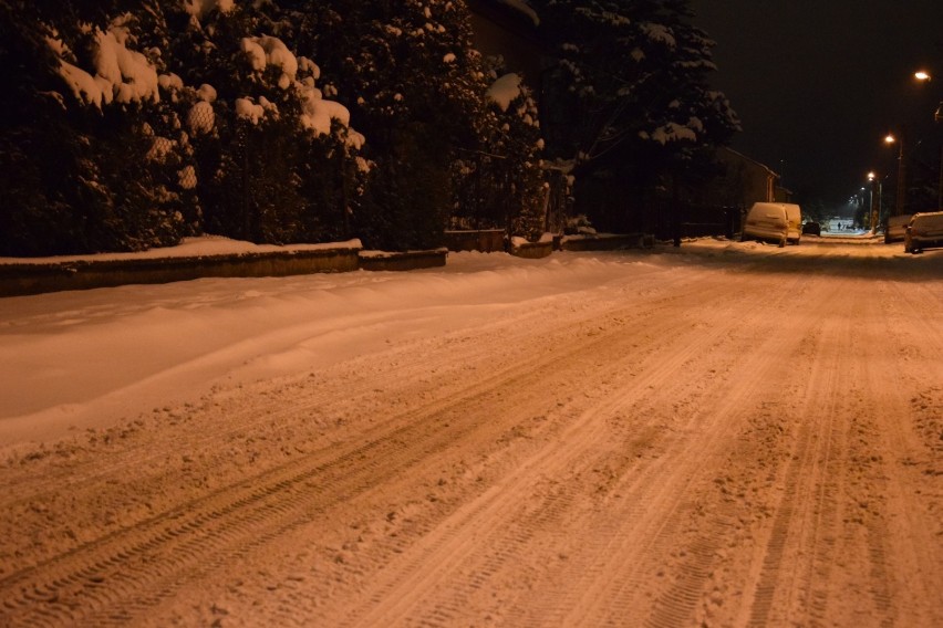 Ulice w Zduńskiej Woli na biało. Ślisko i zajeżdżony śnieg na Łaskiej i Kościelnej ZDJĘCIA