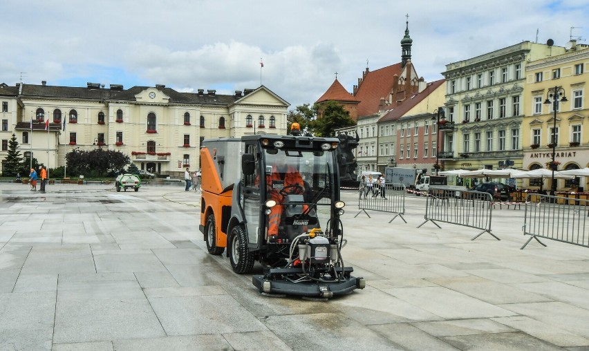 Bydgoszcz. Zadeptane gumy do żucia na chodnikach to prawdziwa plaga. Na Starym Mieście walczy z nimi "pogromca" [zdjęcia]