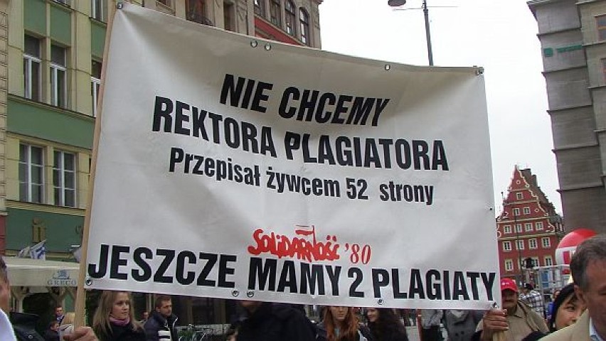 Protest pracowników AM przeciwko rektorowi Andrzejakowi