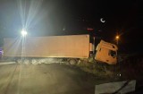 Dąbrowa Górnicza. Ciężarówka stoczyła się do rowu w Ujejscu, na DK 1. Tworzą się ogromne korki