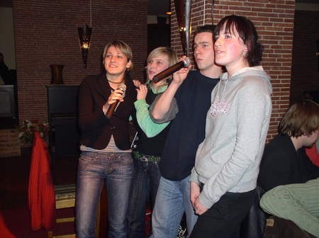 Śpiewać każdy może. Tworzą się nawet kwartety. Na zdjęciu: Justyna, Ala, Ania i Miłosz.