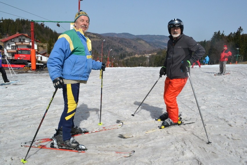 Koniec sezonu narciarskiego w Beskidach. Dzisiaj ostatnie szusy na Białym Krzyżu [ZDJĘCIA]
