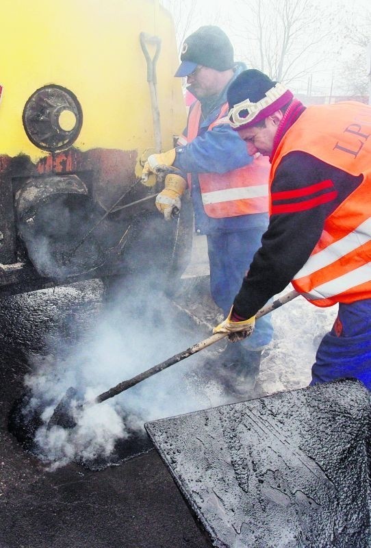 Tej zimy robotnicy wylali już do dziur 70 ton asfaltu
