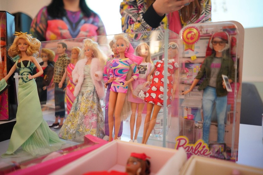 Poznań: 60 lat lalki Barbie w Muzeum Sztuk Użytkowych. Poznaniacy oglądali  najstarsze zabawki | Poznań Nasze Miasto