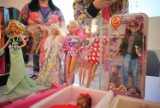 Poznań: 60 lat lalki Barbie w Muzeum Sztuk Użytkowych. Poznaniacy oglądali najstarsze zabawki