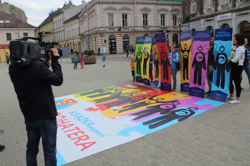 „Książka wspiera bohatera” rusza w ogólnopolską trasę [ZDJĘCIA Z HAPPENINGU]