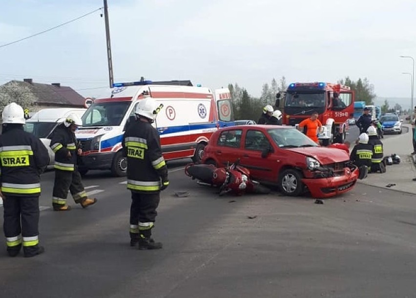 Wypadek z motocyklistą na drodze Oświęcim - Kęty. Droga zablokowana