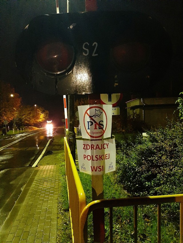 Jak udało się ustalić "Pomorskiej", w nocy ze środy na czwartek na słupach i tablicach ogłoszeń w powiecie grudziądzkim rozwieszono około 20 takich "plakatów"