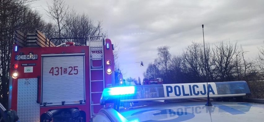 Wypadek ciężarówek w Kończycach. Kierowcy ciężko ranni po czołowym zderzeniu na DW 938