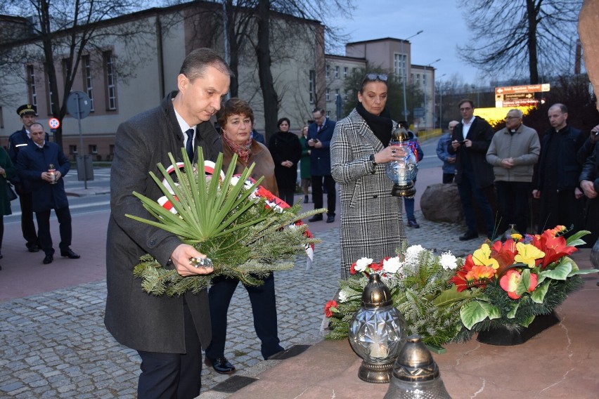 W Ostrowcu Świętokrzyskim uczczono rocznicę zbrodni katyńskiej. Złożenie kwiatów poprzedziła msza święta
