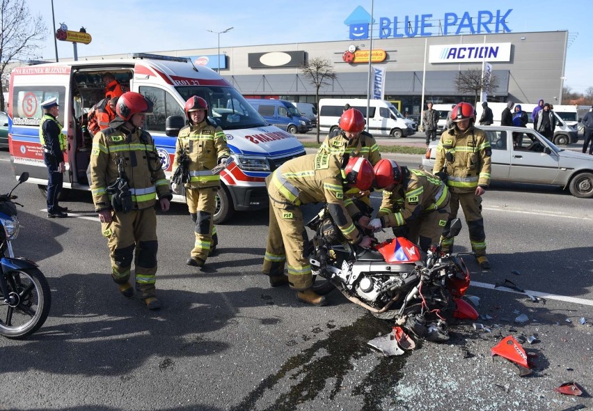 Wypadek w Przemyślu. Na ul. Lwowskiej kierujący motocyklem uderzył w tył mazdy [ZDJĘCIA]