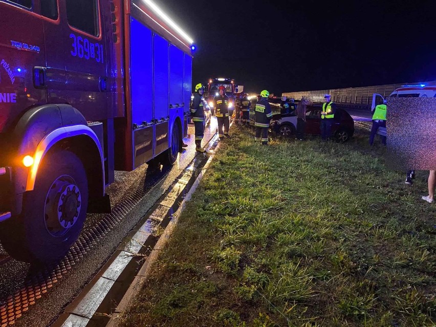 Dacia uderzyła w bariery ochronne na autostradzie A1 pod...