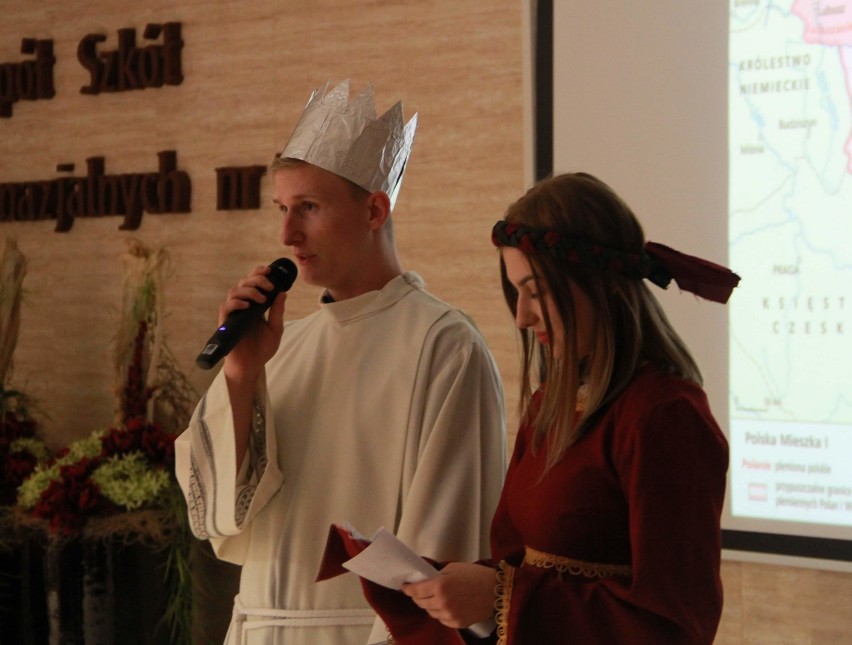 Chrzest Polski w ZSP nr 3 w Malborku. Uczniowie upamiętnili 1050 rocznicę