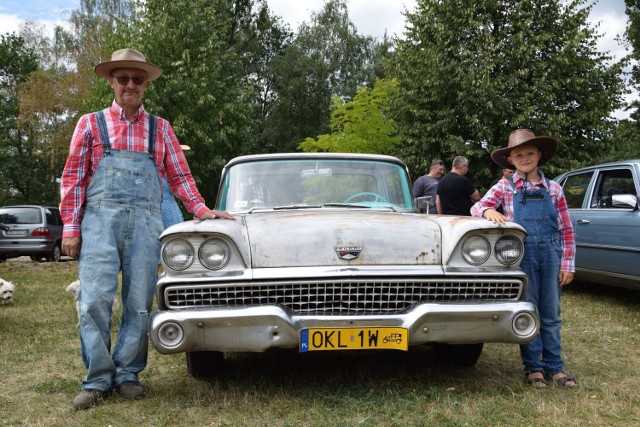 Zlot zabytkowych pojazdów w Dobrzeniu Wielkim potrwa do niedzieli (10.07). W programie jest m.in. parada po gminie, wybór gwiazdy zlotu  czy wybór mistera elegancji. Grzegorz Bałamucki z Kluczborka na imprezę przyjechał fordem rancherosem z 1959 roku.