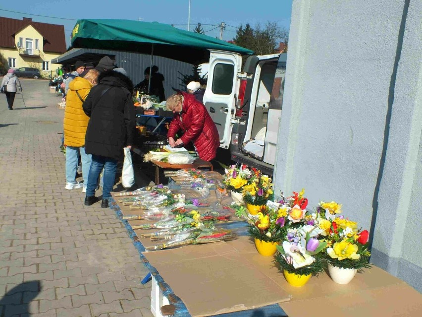 Targ w Starachowicach w sobotę dziewiątego marca. Widać nadchodzącą wiosnę i święta wielkanocne. Co można było kupić? Zobacz zdjęcia