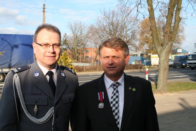 Starosta Andrzej Stępień z zastępcą komendanta wieluńskiej policji podinsp. Andrzejem Małolepszym