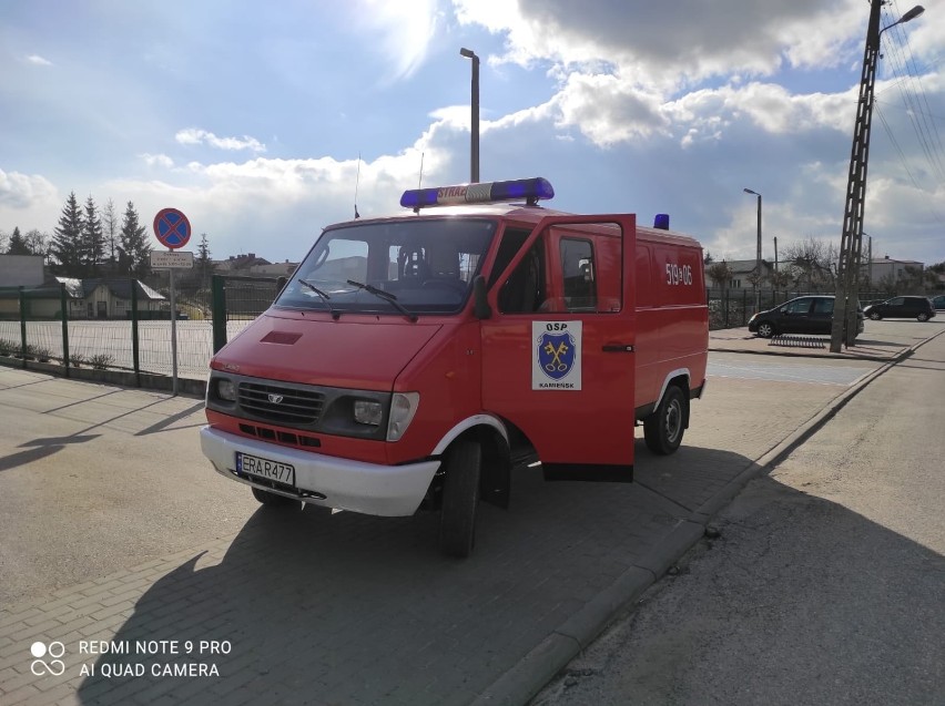 Radomsko/powiat: Strażacy z OSP rozpoczęli kolportaż ulotek dotyczących szczepień przeciw Covid-19