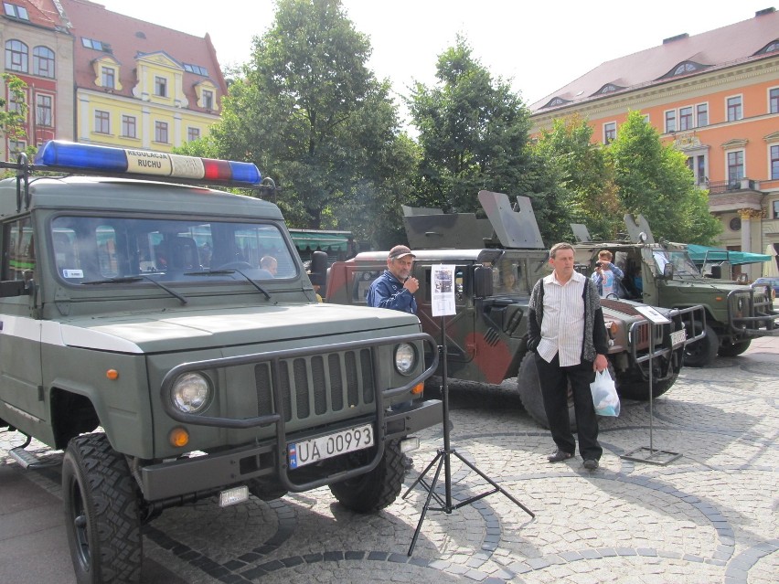 Wojskowe samochody na pl. Solnym. Zobacz sprzęt, pojeździj na symulatorze (ZDJĘCIA)